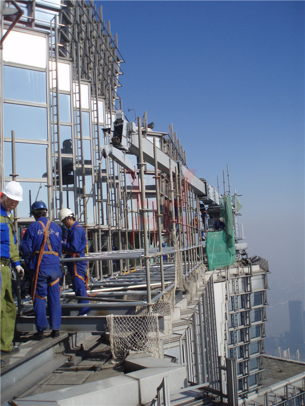 金茂大厦吊臂维修